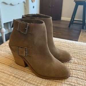 Lucky Brand tan marked a 7 1/2, fits like a 7